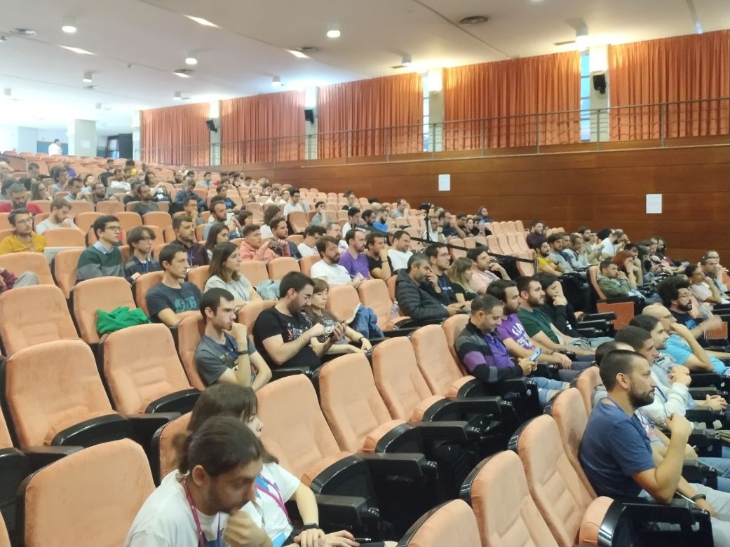 Público en una charla de 2019