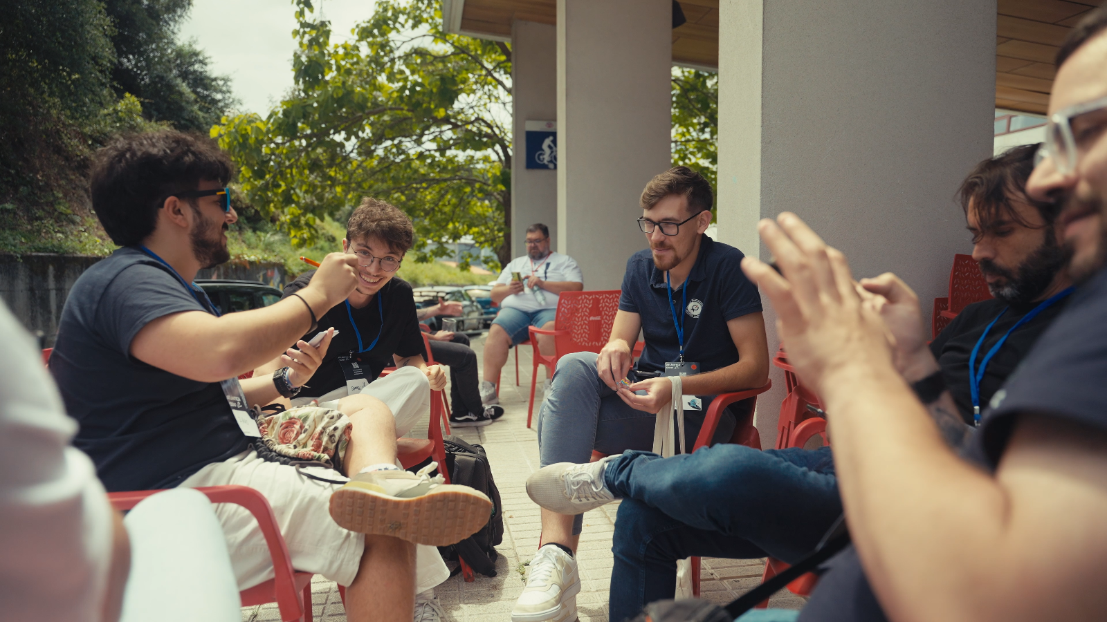 Asistentes conversando durante una pausa