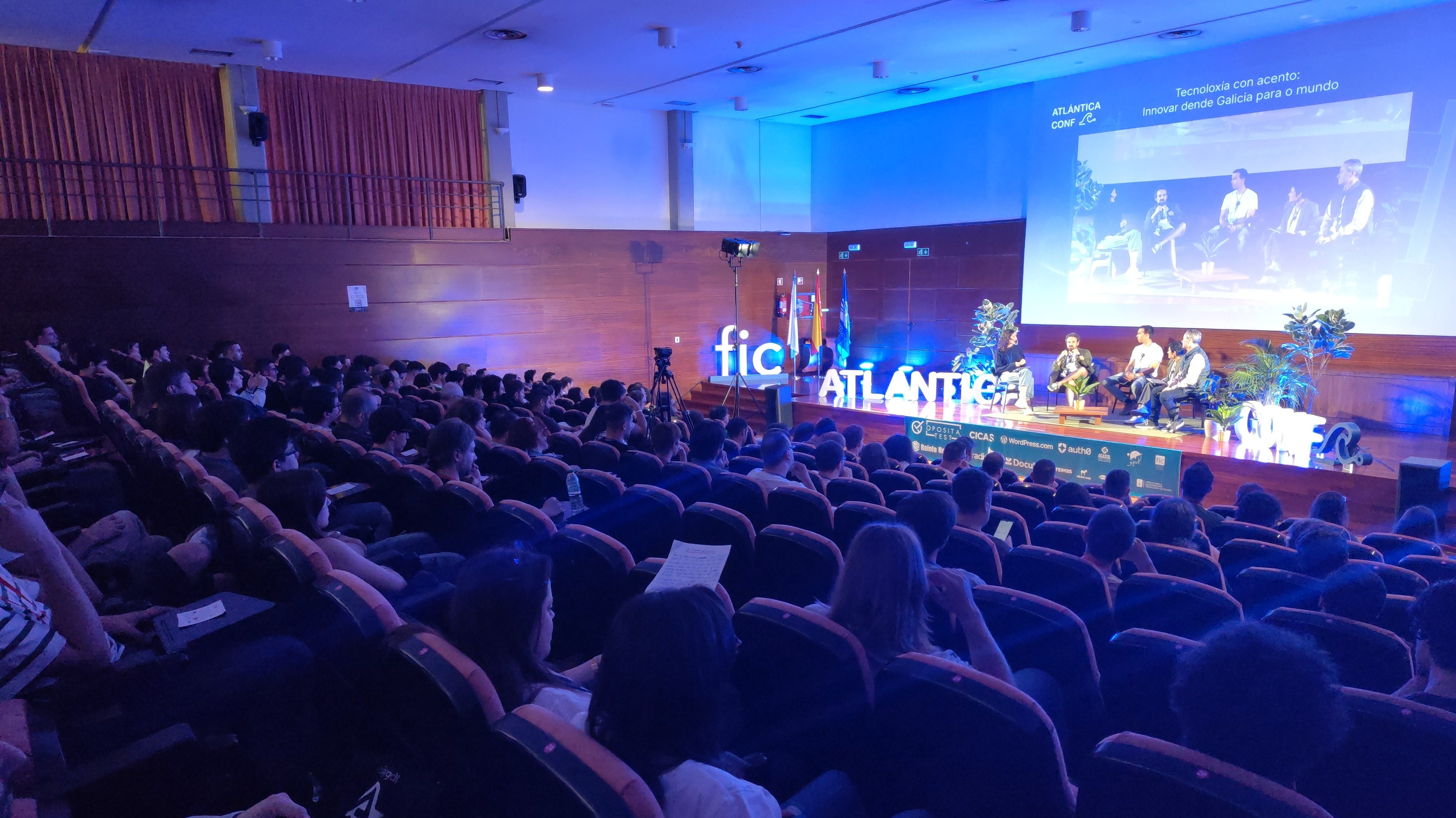 Escenario principal de AtlánticaConf 2025