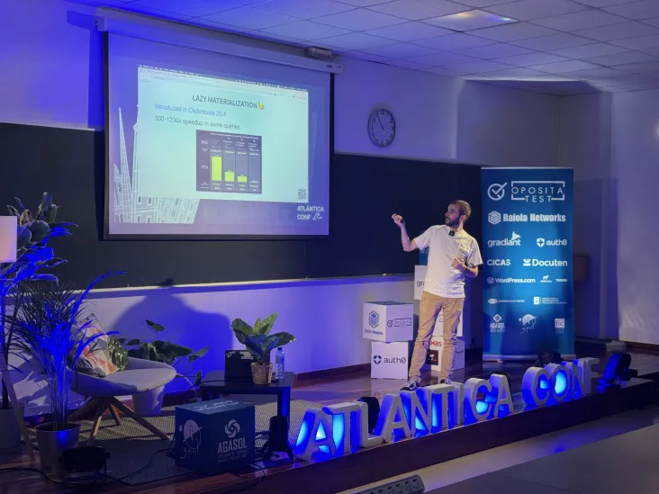 Ponente durante una charla en un aula